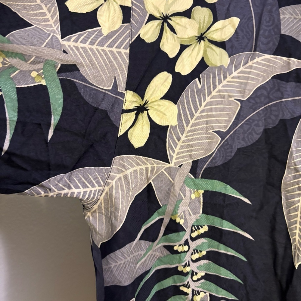 Tommy Bahama Men's Size XL 100% Silk Gray Navy Hawaiian Floral Resort Shirt - Picture 3 of 8